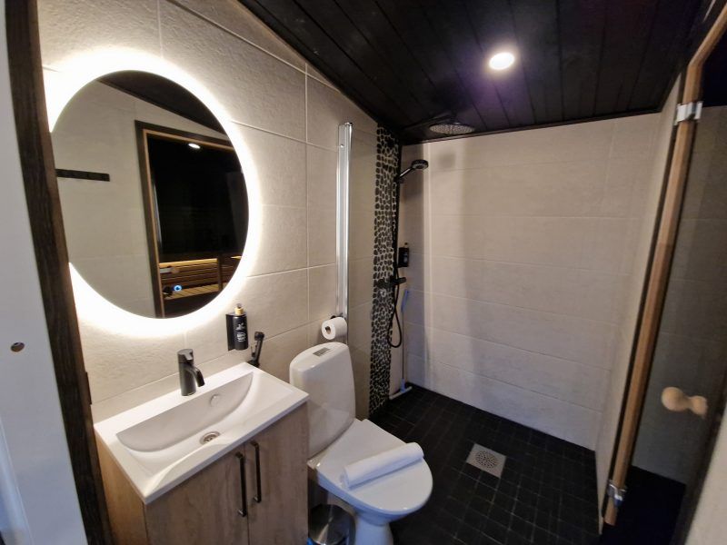 Inari Sauna Suite kylpyhuone